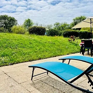 Hébergement de vacances Maison Avec Piscine Chauffee Toute L'Annee A Morgat En Bretagne Sur La Presqu'Ile De Crozon Situee A 800 M De La Mer, Crozon